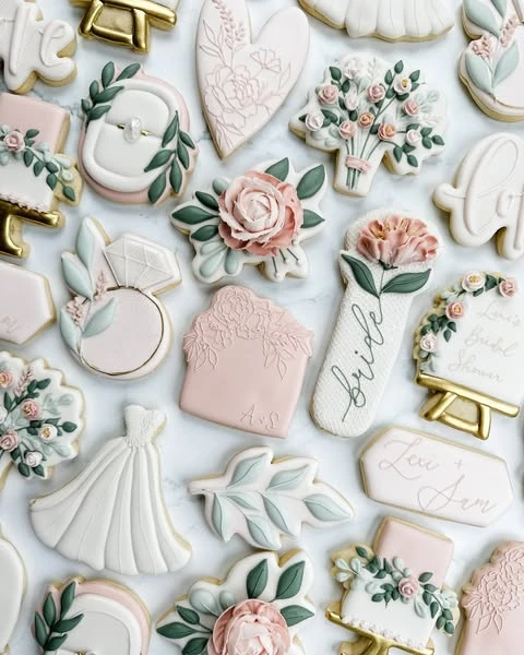 3. Intricate 3D Floral Icing