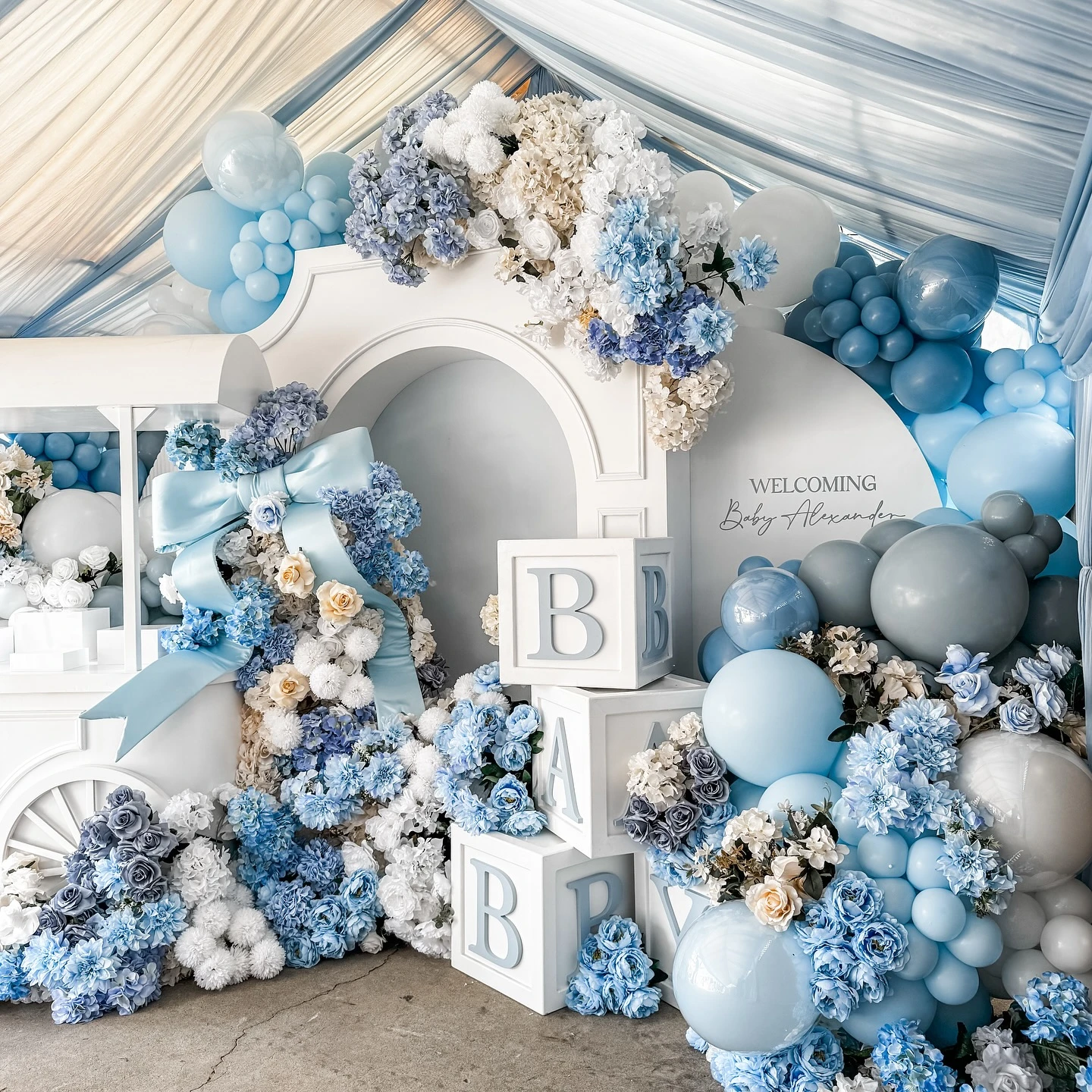 26. Extravagant All-Blue Floral Wall