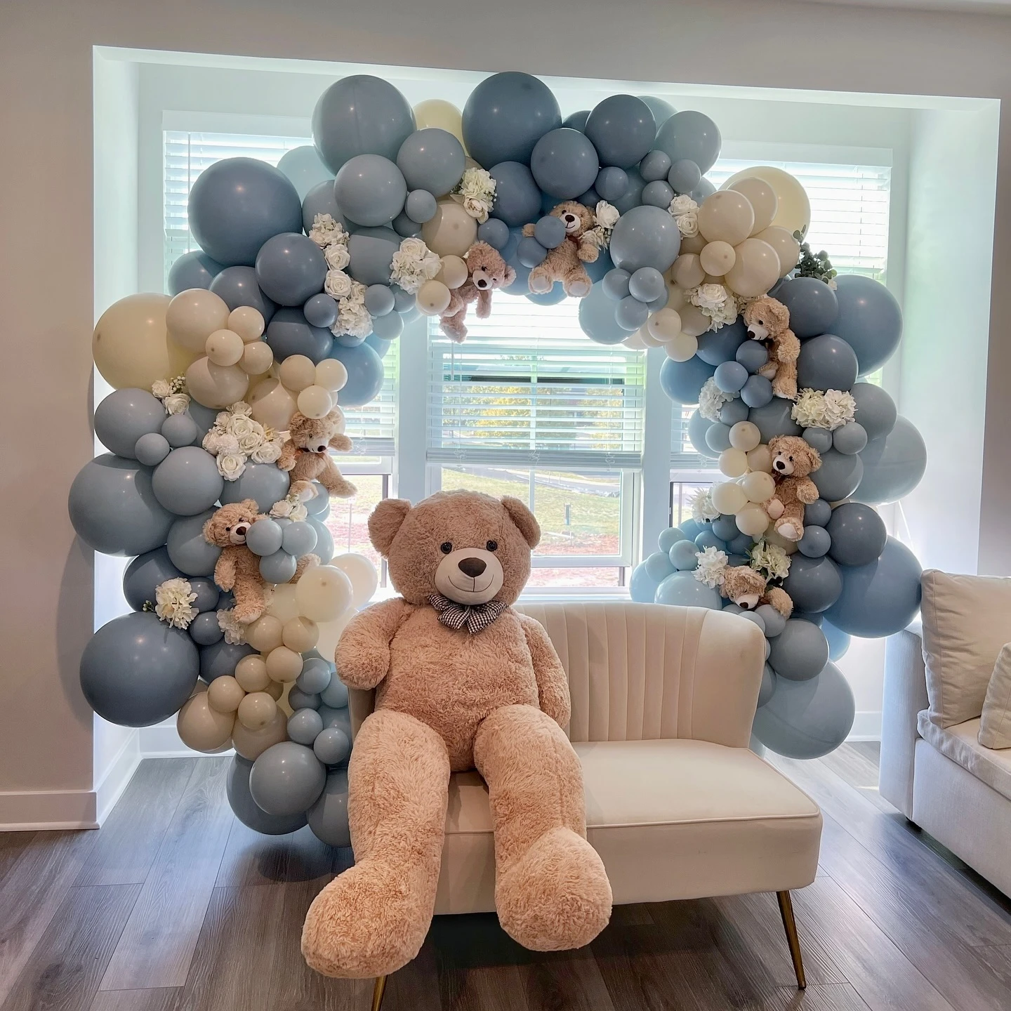 30. Teddy Bear Balloon Window Arch