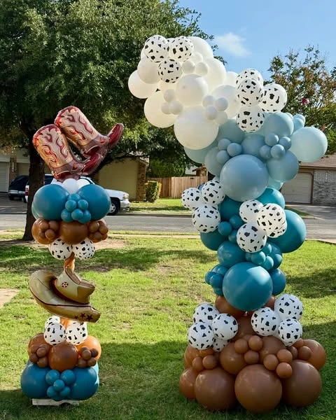 36. Yard Balloon Columns
