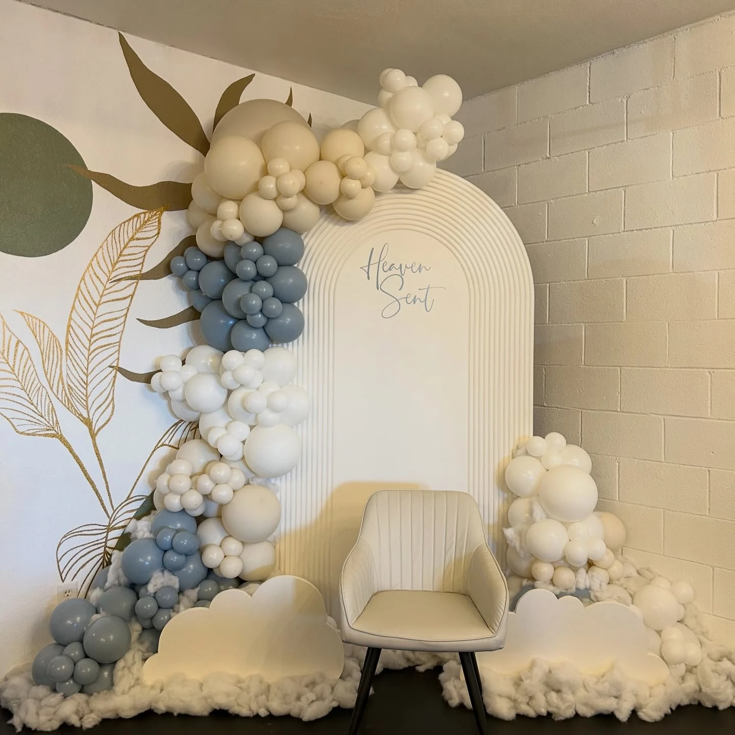 19. Modern Arched Photo Backdrop
