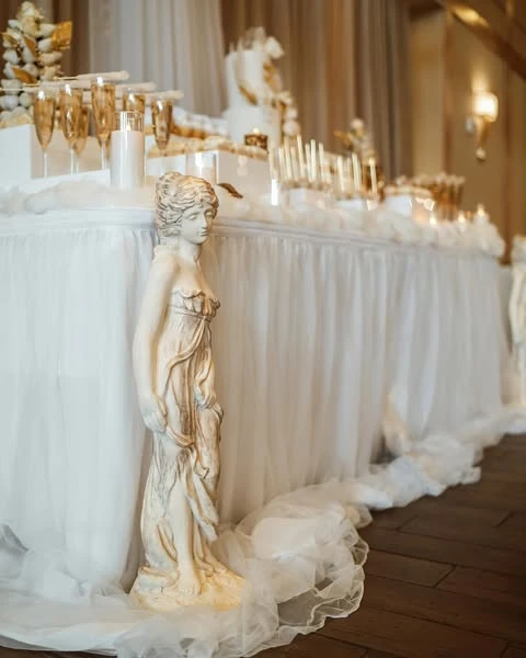 20. Grecian-Inspired Table Decor