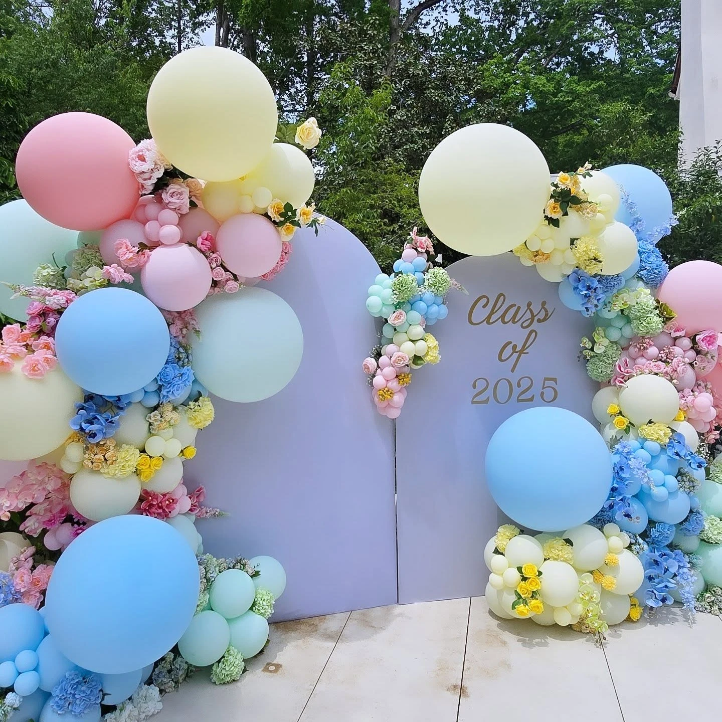 9. Infusing Florals Into Large-Scale Props image 1