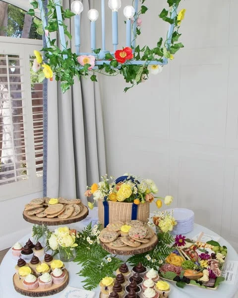 15. Unifying Your Party Zones with Florals image 1