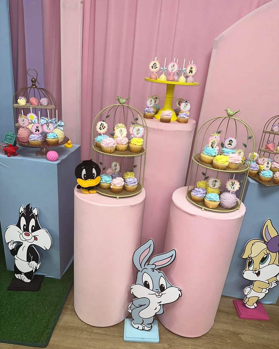 14. Birdcage Cupcake Displays