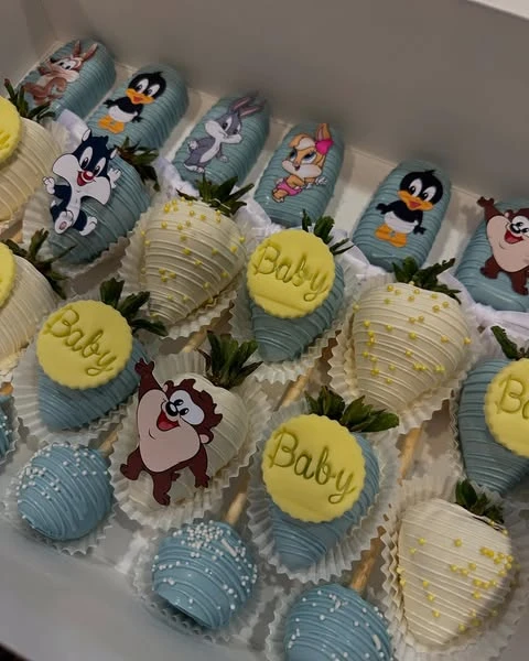 16. Themed Chocolate Strawberries