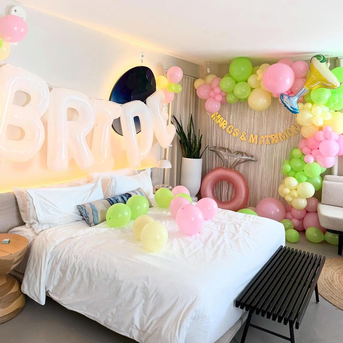 27. Decorating The Bride's Room
