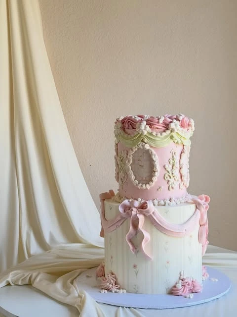32. A Vintage-Inspired Cake