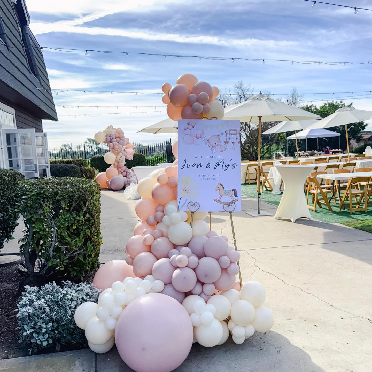 1. Outdoor Balloon Welcome