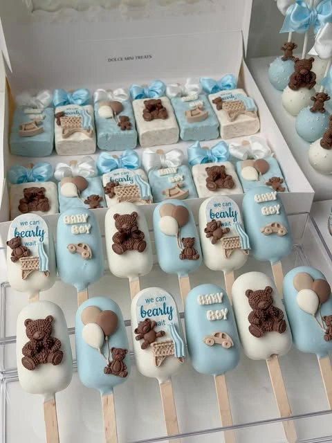 of 'we can bearly wait' and 'baby boy' cakesicles with fondant teddy bears.