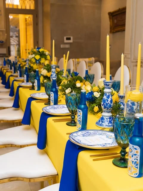 Bold High-Contrast Table italian summer party theme ideas