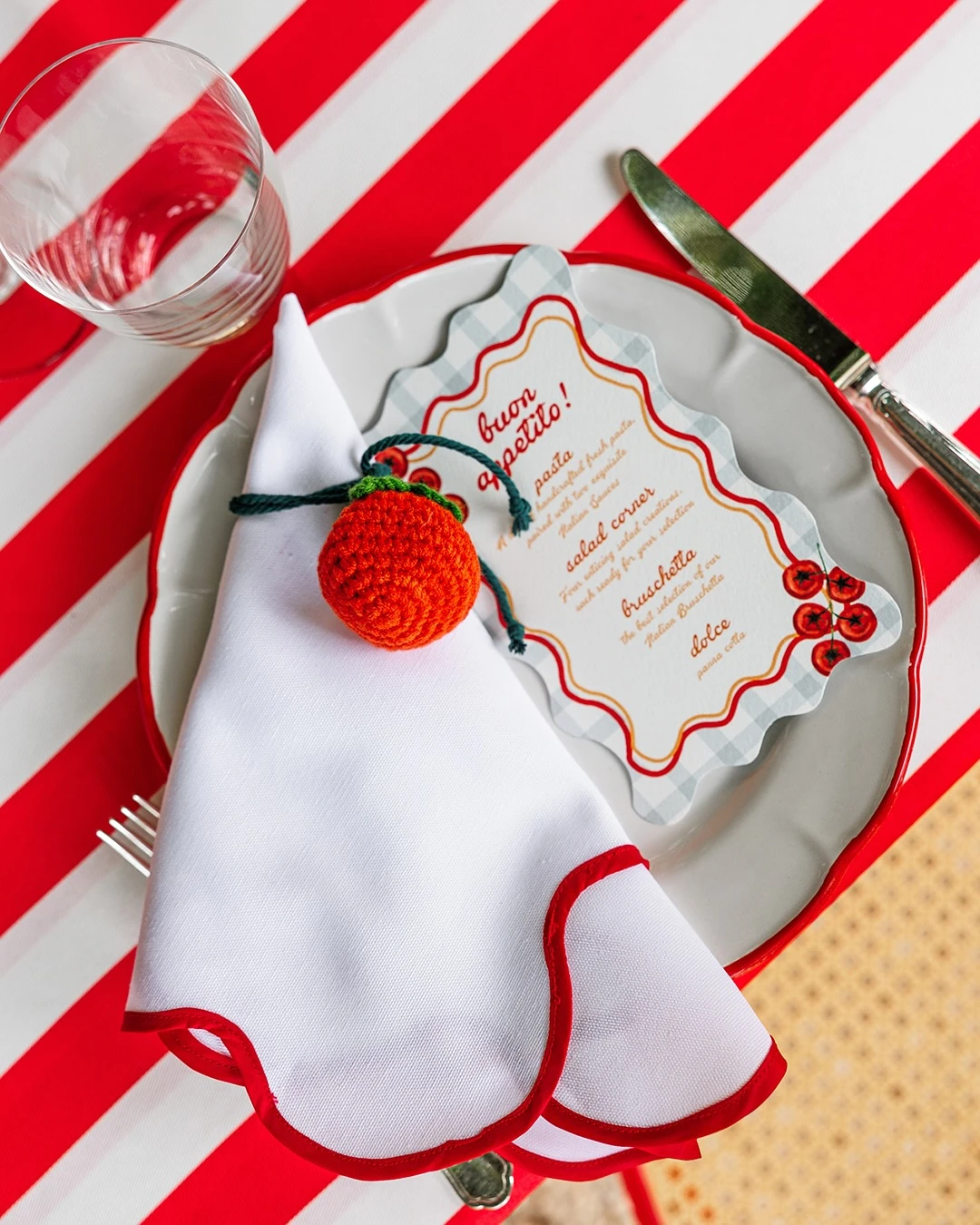 Scalloped Table Setting la dolce vita party ideas