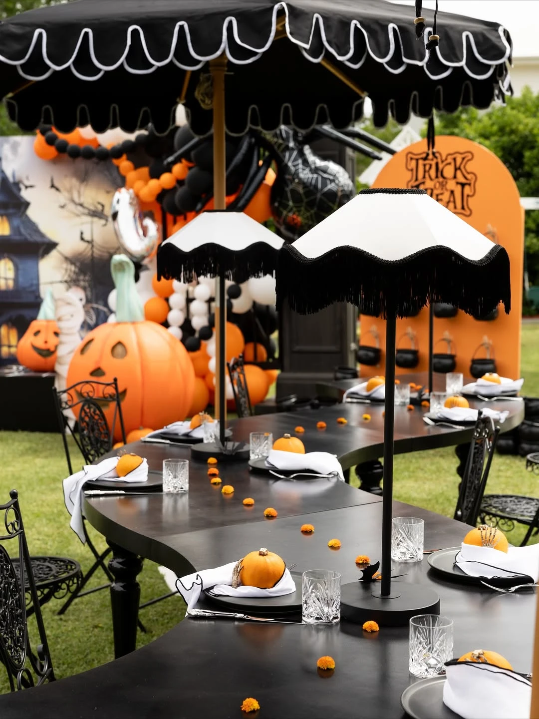 Sinuous Seasonal Table Layouts fall birthday party ideas