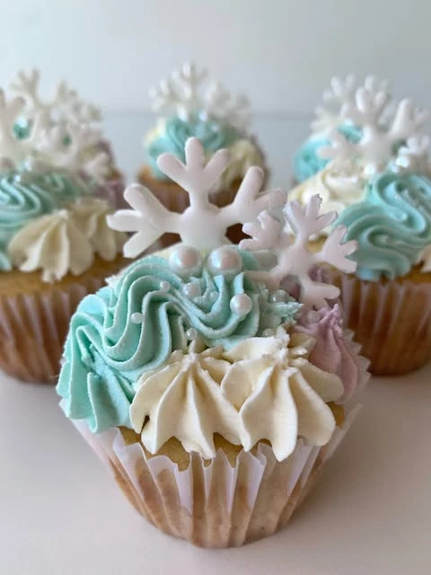 Frosty Snowflake Cupcakes frozen birthday party ideas