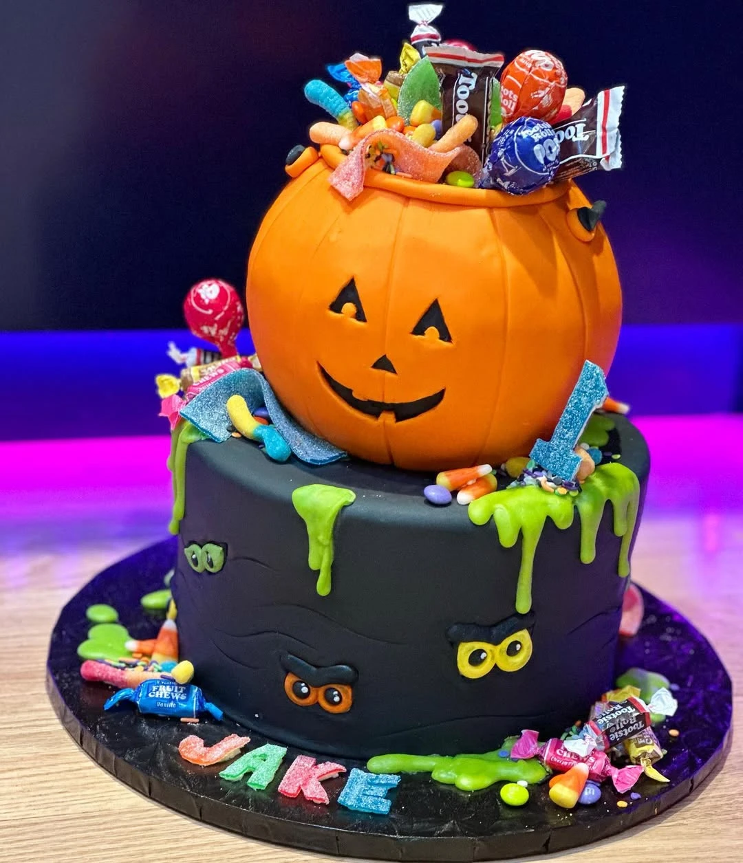 Candy-Stuffed Pumpkin Cake halloween birthday party for kids
