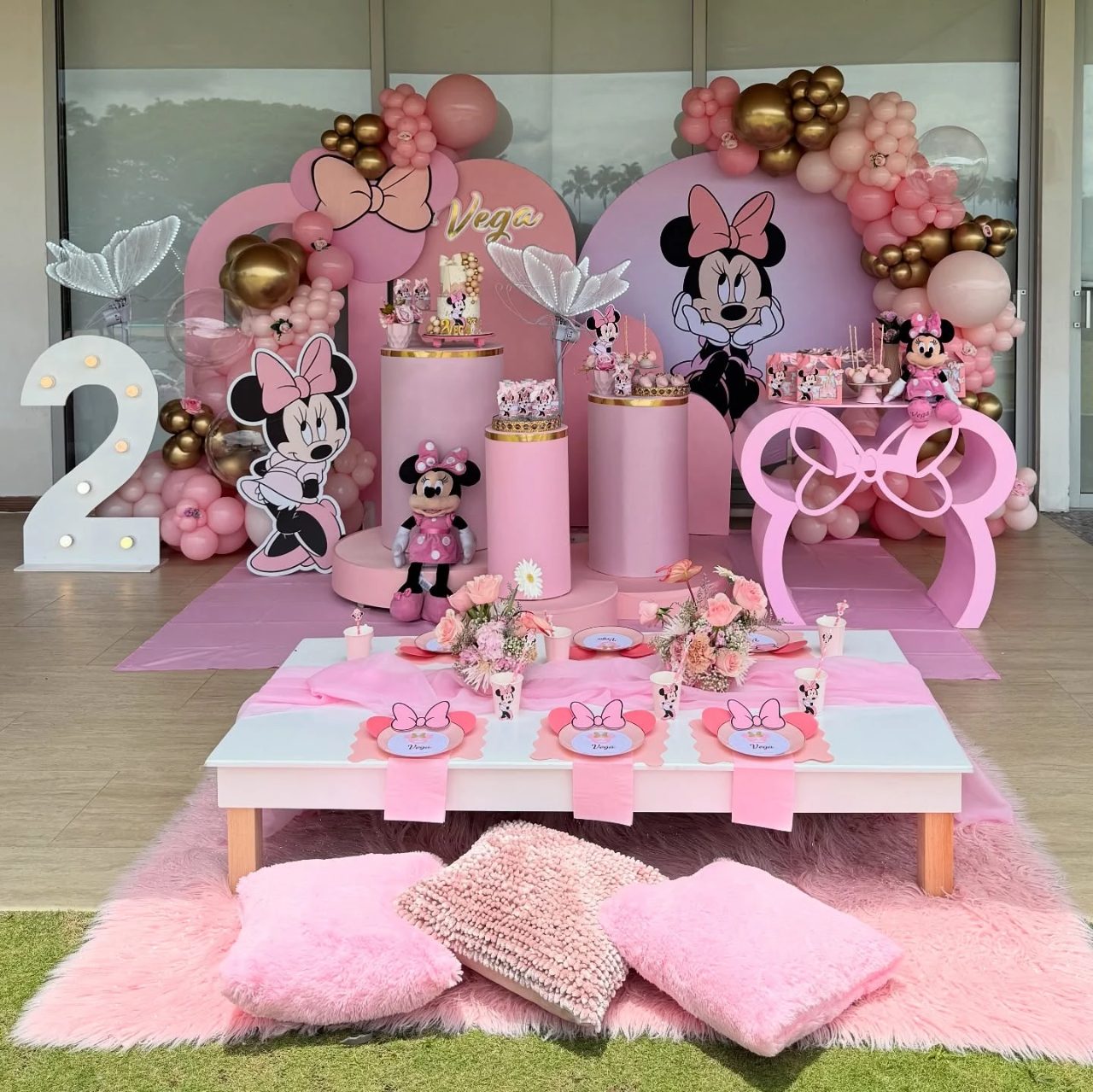Tiered Pink Pedestal Displays minnie mouse birthday party ideas