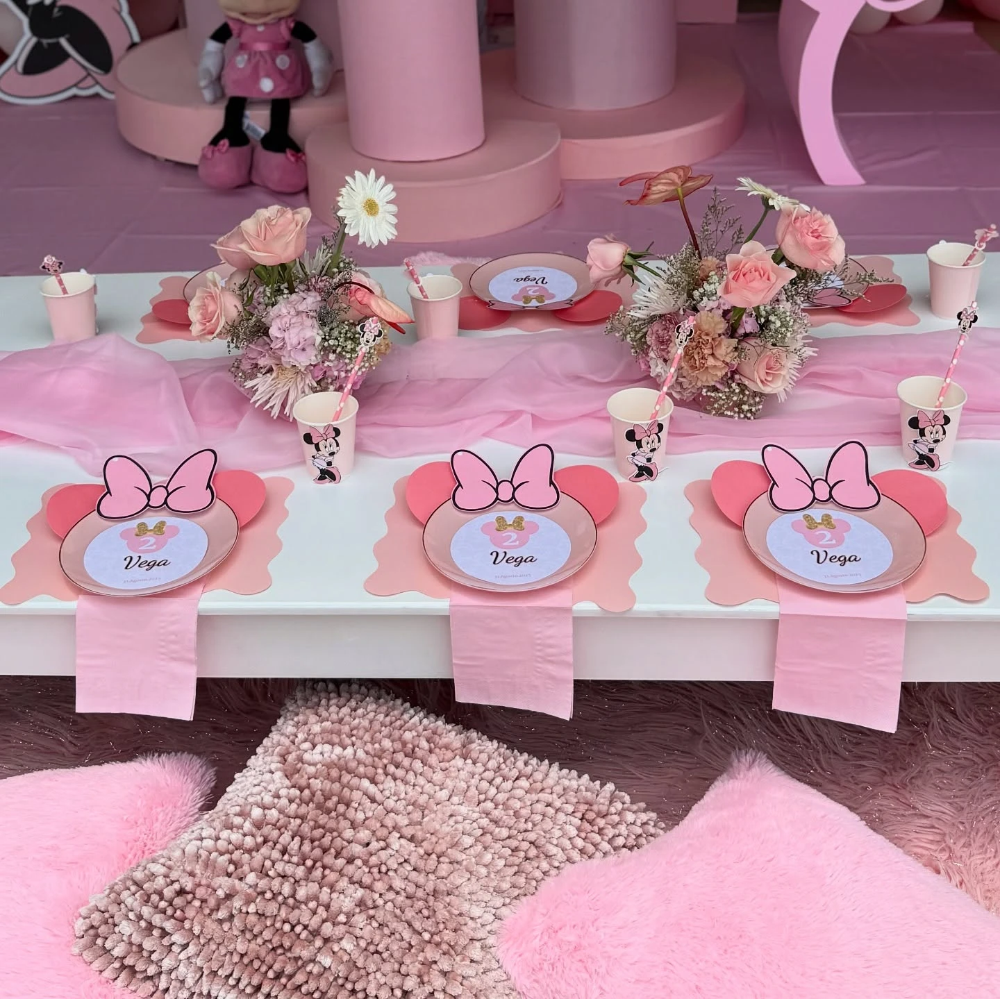 Tiered Pink Pedestal Displays minnie mouse birthday party ideas