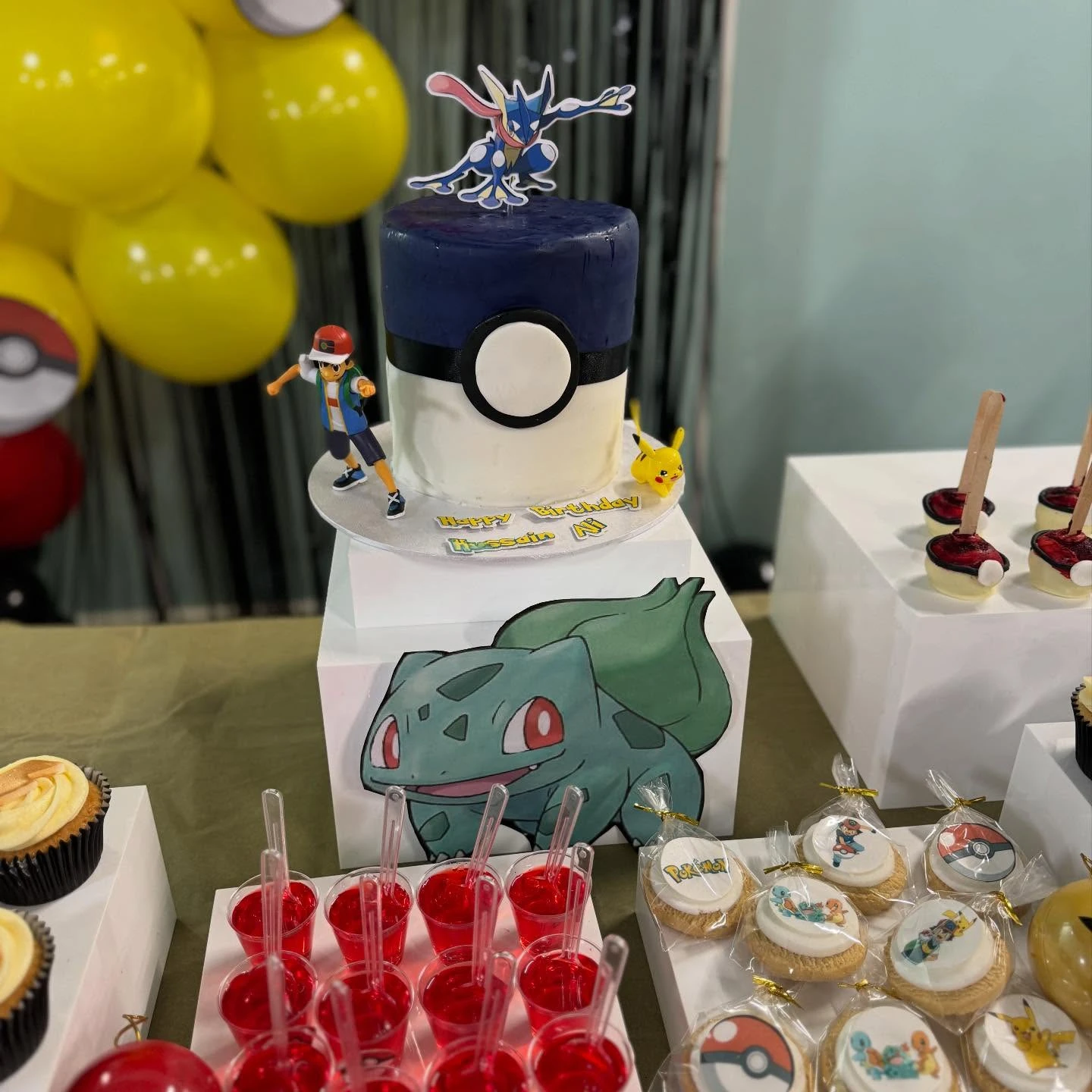 Great Ball Themed Cake Pokemon birthday party ideas