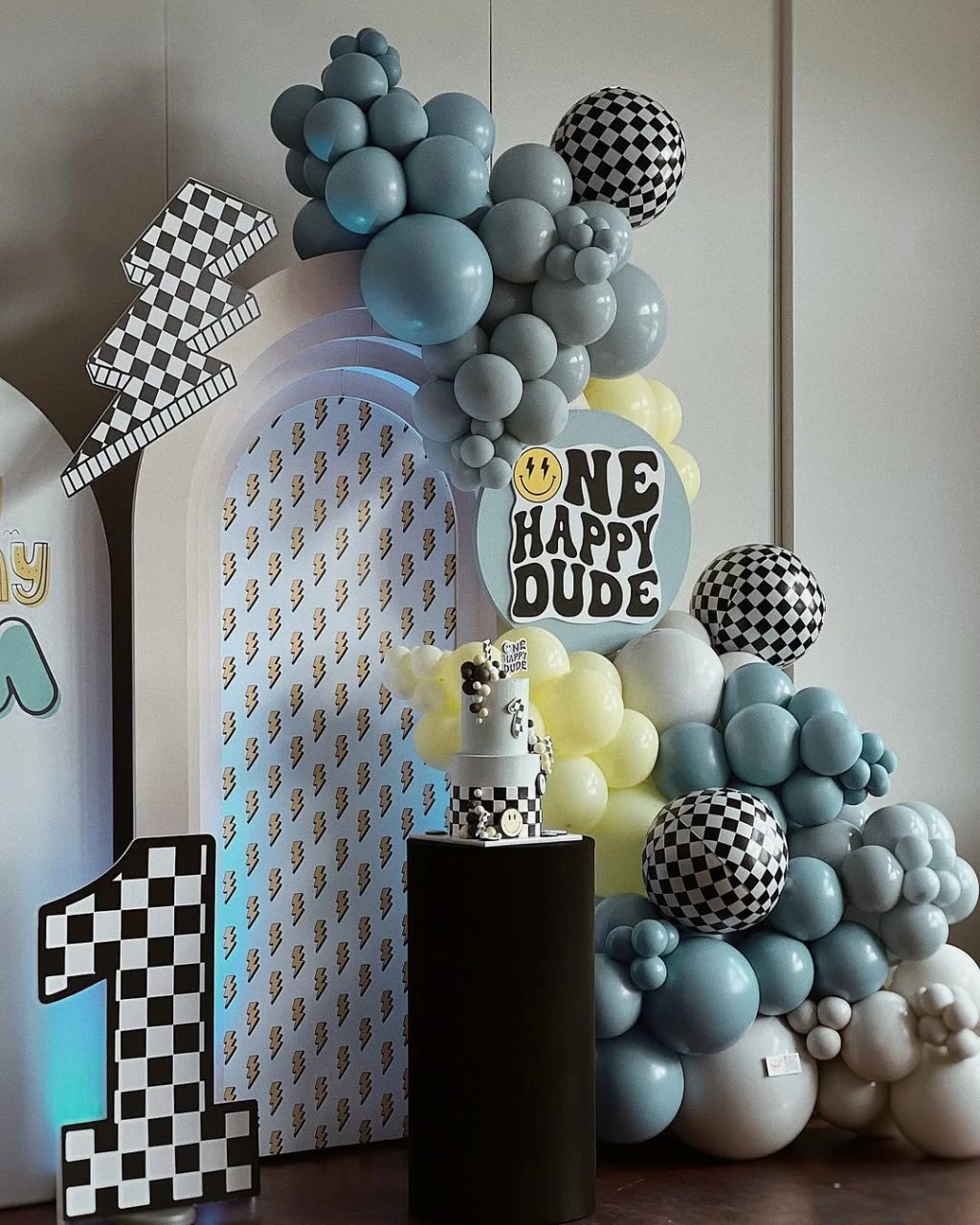 Graphic Arch Display one happy dude birthday