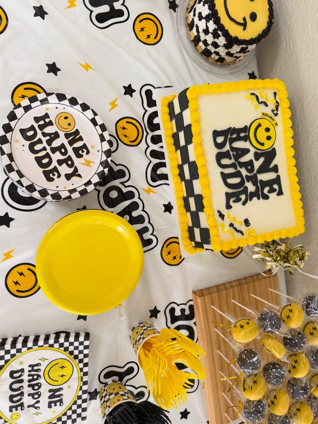 Graphic Smiley Dessert Spread one happy dude birthday