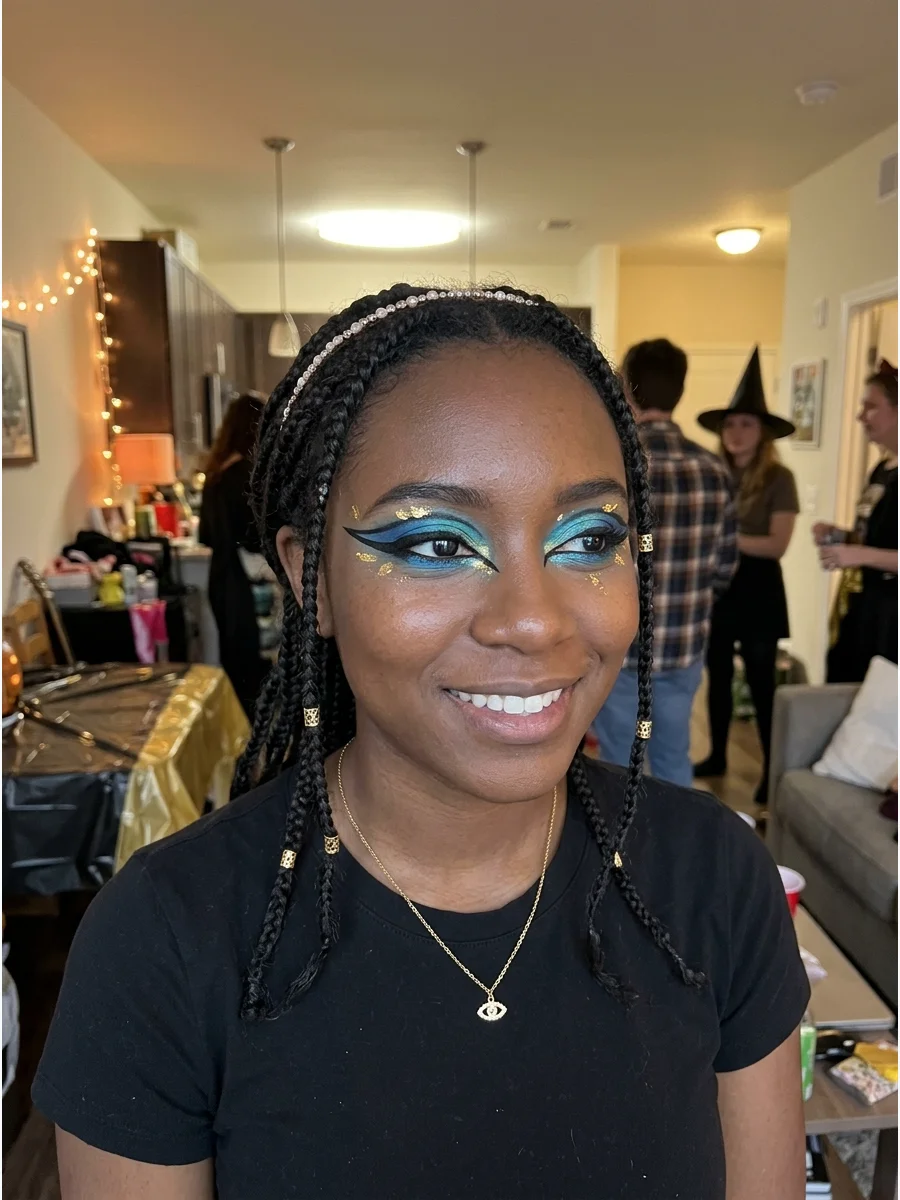 Makeup-Focused Cleopatra Costume. Keep the clothing simple and make the makeup the main feature. Use extended black eyeliner, blue or turquoise eyeshadow, metallic accents, and sma